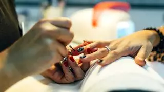 Dwuwarstwowe paznokcie staną się hitem sezonu? Kontrowersyjny manicure pokochały już gwiazdy