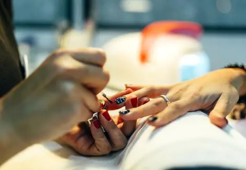Dwuwarstwowe paznokcie staną się hitem sezonu? Kontrowersyjny manicure pokochały już gwiazdy