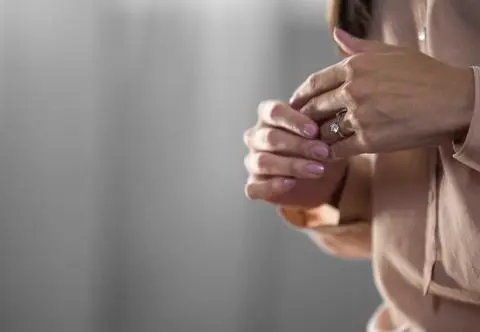 Estetyczny i praktyczny. Naturalny manicure, który kochają gwiazdy