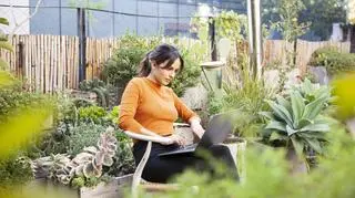 Gdy za oknem robi się nieco cieplej, pokolenie Z walczy z poczuciem winy. Czym jest "sunshine guilt"?