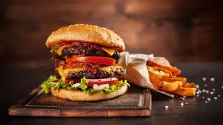 4 sposoby na burgera. Przepisy w wersji z kotletem mięsnym i wege