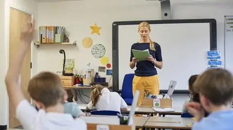 Zarobki nauczycieli - kontraktowy i mianowany | Dzień Dobry TVN