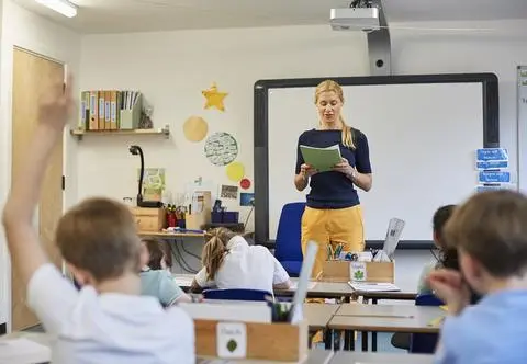 Szkoła i dress code. Czy dyrektor ma prawo zwrócić nauczycielowi uwagę za niestosowny ubiór?