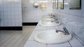Umywalki w szkolnej toalecie