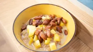 Owsianka z mango i migdałami w karmelu