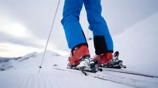 Osoba, która jeździ na nartach 