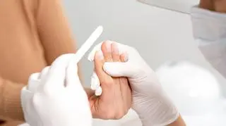 Zdejmowanie i czyszczenie paznokci w salonie