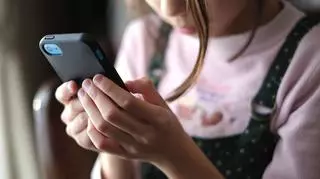 Chcesz oderwać dziecko od telefonu? Edukatorka radzi, by zmiany zacząć od siebie 