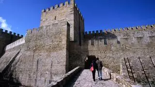 Zamek św. Jerzego w Lizbonie. Stanowi doskonały punkt orientacyjny, jeśli nie znasz miasta