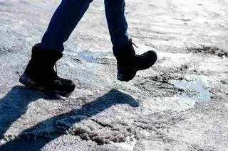 IMGW wydało ostrzeżenia przed marznącymi opadami. Na drogach może być ślisko