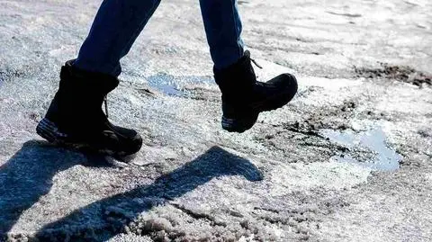 IMGW wydało ostrzeżenia przed marznącymi opadami. Na drogach może być ślisko