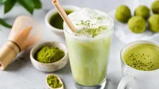 Warzywne zielone smoothie z marchewki, selera naciowego, jabłka i szpinaku - przepis Mikołaja Reya