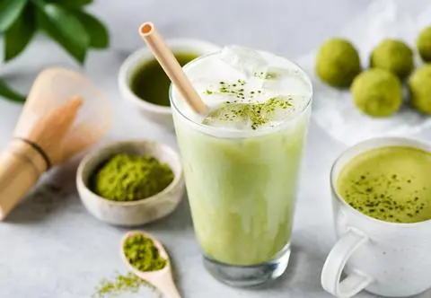 Warzywne zielone smoothie z marchewki, selera naciowego, jabłka i szpinaku - przepis Mikołaja Reya