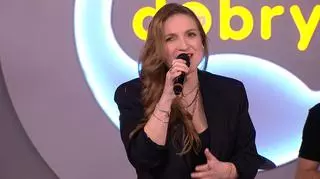 Paulina Gołębiowska w piosence „Mniej więcej” 