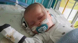Niespełna roczny Jerzy czeka na operację ratującą życie.