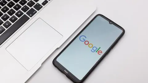 Zmiany na kontach od 2 listopada. Google zmusi nas do noszenia telefonu
