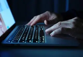 Oddała oszustowi ponad 3 miliony złotych. Przestępca podszył się pod... Brada Pitta