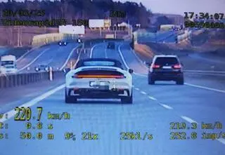 54-latek za kółkiem porsche gnał 220 km na godzinę. Nie miał prawa jazdy