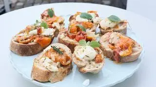 Pieczone pomidorki z burattą, ziołami i kremem balsamicznym na bagietce