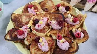 Różowe racuszki na jogurcie