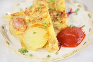 Tortilla de patatas z kiełbaskami 