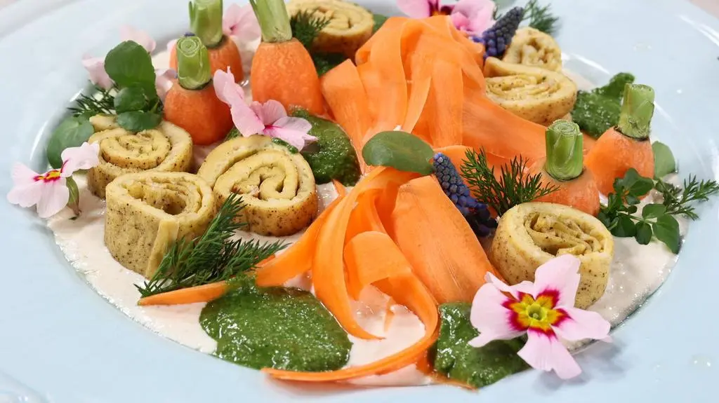 Marchew w paski, pesto ze szczawiu i szpinaku, omlet w rolce i twaróg kozi