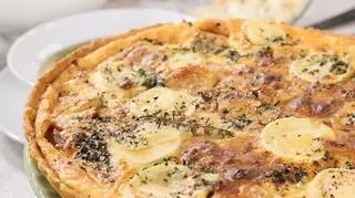 Tarta z czarnym i karmelizowanym czosnkiem oraz kozim serem