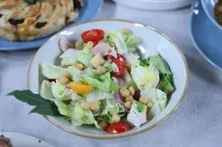 Cobb salad z krakowską suchą 