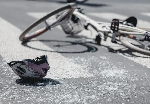 12-letni rowerzysta pod kołami ciężarówki. Życie uratował mu kask  
