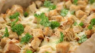 Chlebowa casserole (zapiekanka) z czerstwego chleba, mięsa z surowej białej kiełbasy, pietruszki i sera gouda