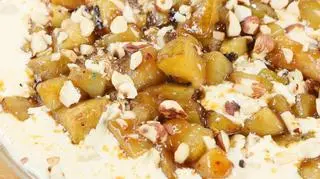 Placki babci Bogusi na słodko z sosem angielskim, chutney z gruszki z chilli i prażonymi orzechami laskowymi