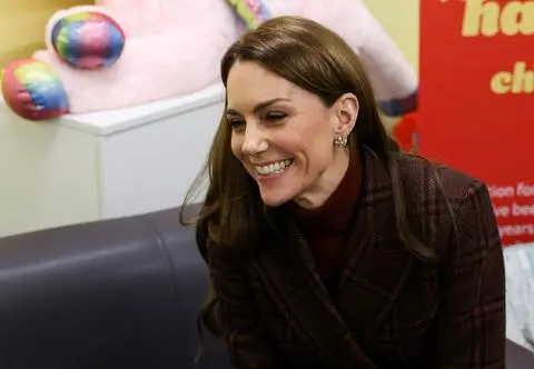 Autor biografii o Kate Middleton zdradza powody konfliktu z Meghan. W tle domek z dwoma pokojami