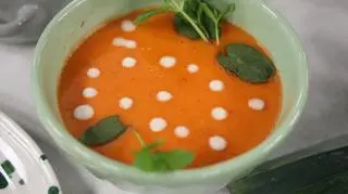 Krem paprykowo-pomidorowy z prażonym kuskusem w imbirze i curry, podany z oliwą ziołową oraz kwaśną śmietaną