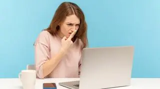 Kobieta przed laptopem