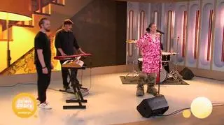 Sara James w piosence "KIKI"