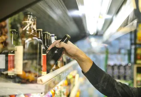 Czy nocne ograniczanie sprzedaży alkoholu to dobry pomysł? "Rozwiązanie jest przebadane"