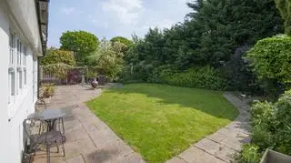 Chcesz mieć w ogrodzie piękny, zielony dywan z trawy? Kluczem jest podłoże. Jak je przygotować?