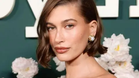 Hailey Bieber stworzyła idealny makijaż na lato. Potrzebujesz tylko jednego produktu 
