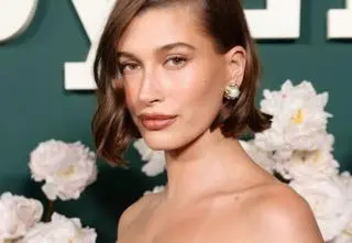Hailey Bieber stworzyła idealny makijaż na lato. Potrzebujesz tylko jednego produktu 