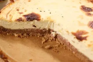 Sernik z jabłkowo-ciasteczkowym spodem, polany słonym karmelem 