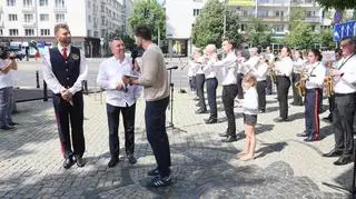 40 muzyków zagrało "Sen o Warszawie" w centrum stolicy