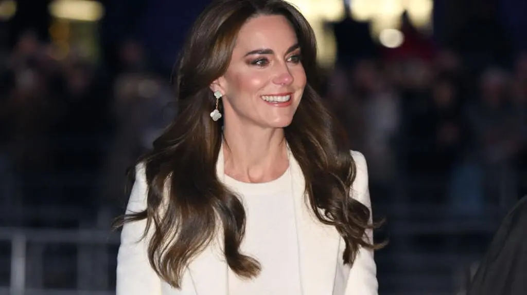 Księżna Kate w białym płaszczu