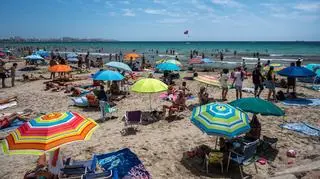 Mówią "nie" parawanom i parasolom. Miasto wprowadzi kary za "rezerwowanie" plaży
