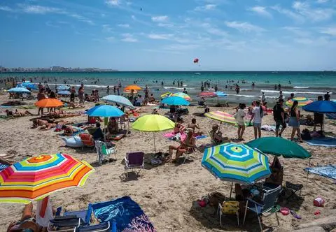 Mówią "nie" parawanom i parasolom. Miasto wprowadzi kary za "rezerwowanie" plaży