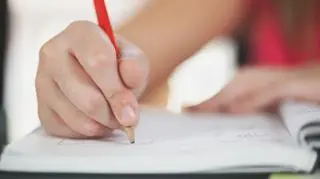 Dziecko piszące coś ołówkiem