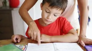 Pomaganie dziecku w nauce - pomoc czy błąd? "Uczymy oszustw edukacyjnych"