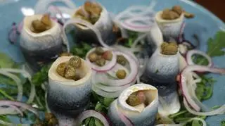 W burakach, jabłkach i z bułką. Szymon Czerwiński ma patent na śledzia