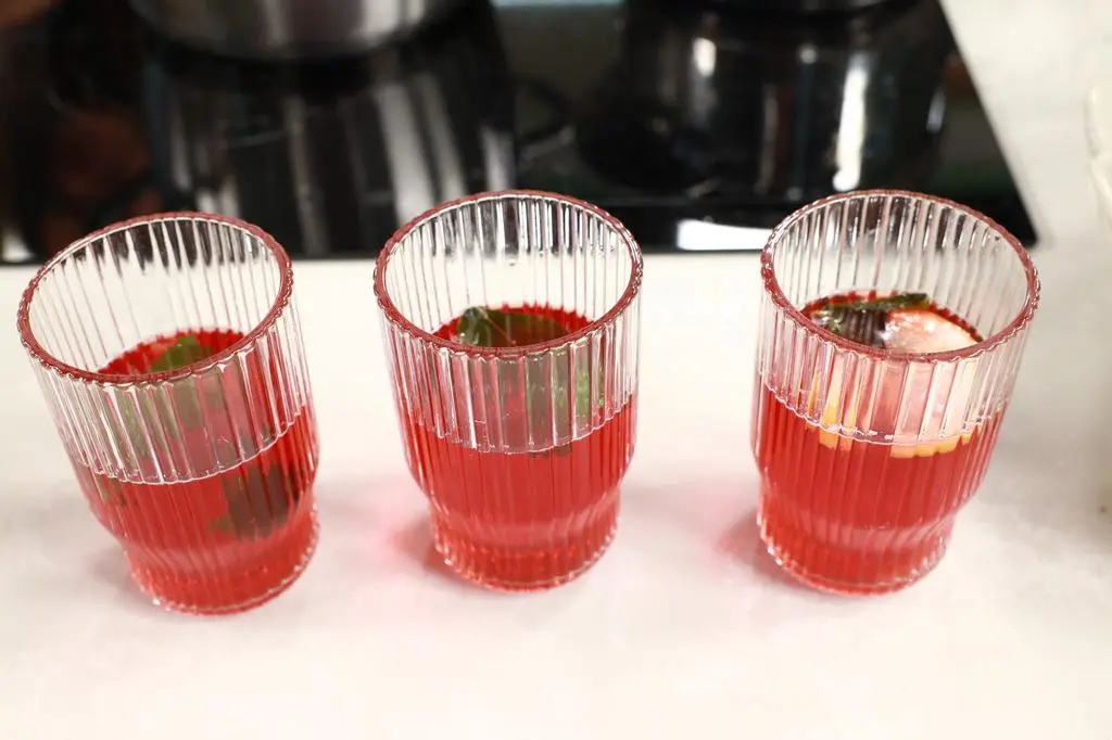 Kompot truskawkowy w szklankach