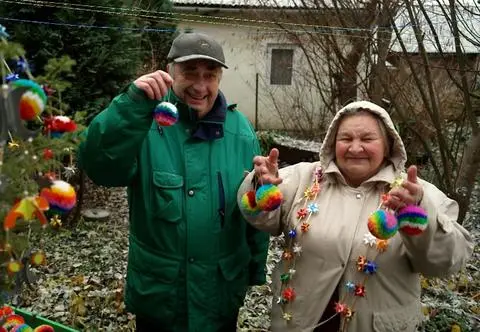 Tworzą niezwykłe ozdoby choinkowe. "Pani z Anglii poprosiła, żebym wyhaftował makatkę na jubileusz królowej Elżbiety"  