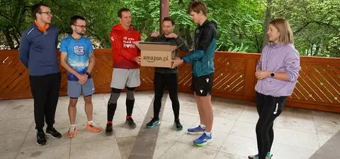 Biegacze mieli rozpoznać tajemnicze gadżety. Co znalazło się w pudełkach? 